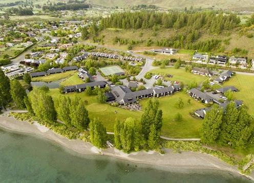 Edgewater is located on the edge of Lake Wanaka, only a 4 minutes' drive from Wanaka township or a 20-minute walk around the lake. The property offers picturesque lake views, a day spa, a sauna and a tennis court. 
The hotel has a restaurant and a café, both offering lake views. Guests can enjoy great New Zealand cuisine and a wide range of regional wines.  