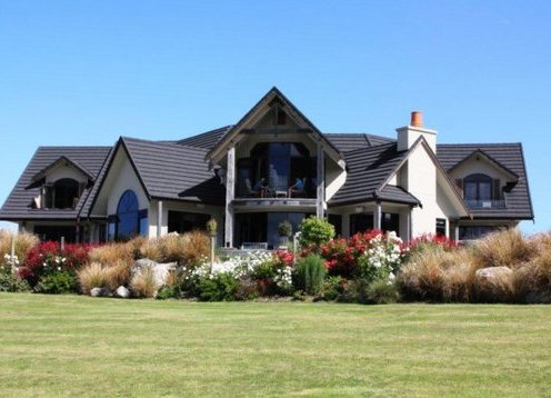 DOCK BAY LODGE was opened by Dawn and Mark Dowling in January 2007 with a bed & breakfast style luxury accommodation in Te Anau, Fiordland. Our guests are presented with large, superbly appointed suites, soundproofed to ensure peace and privacy.